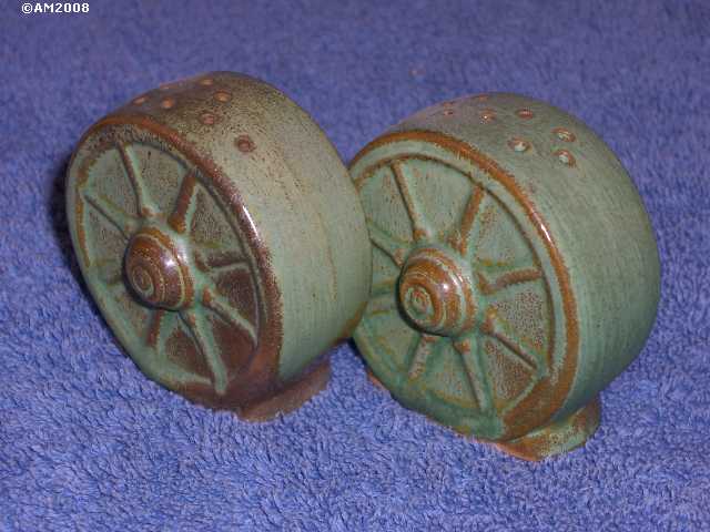 Wagon Wheels shakers glazed prairie green